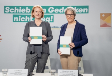 Bundesfamilienministerin Lisa Paus und die Unabhängige Beauftragte für Fragen des sexuellen Kindesmissbrauchs, Kerstin Claus bei der Pressekonferenz zum Kampagnenstart